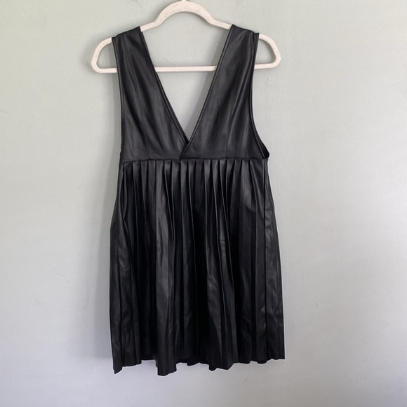 ASOS Women’s Black Pleated Sleeveless Mini Dress Size 8 Faux Leather - Picture 6 of 7